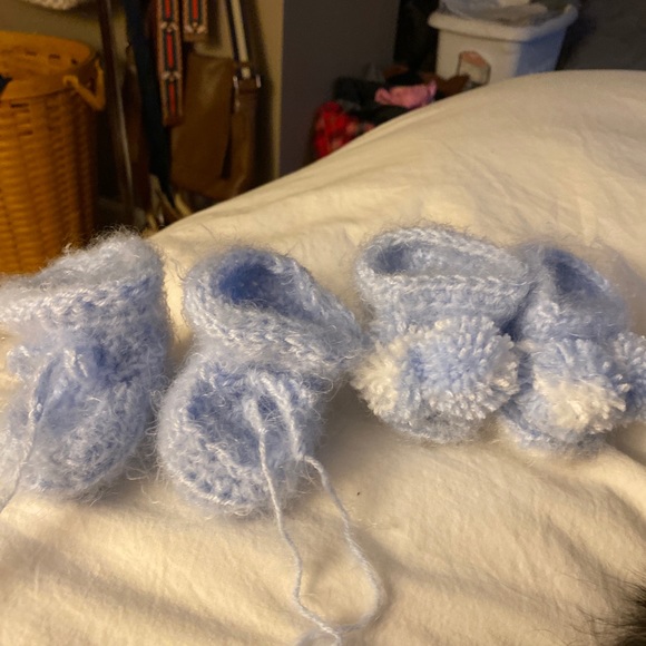 Nostalgic wrap blue baby afghan and booties - Picture 5 of 8